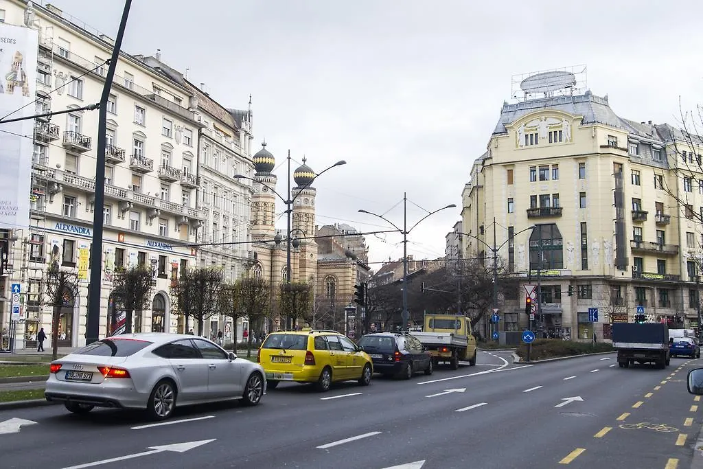 Chic And Very Central Budapest Appartamento